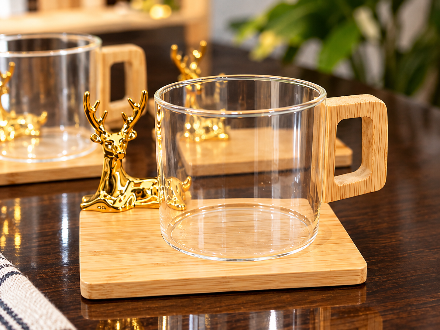 Coffret de 6 tasses à café en verre avec détails dorés et supports en bois